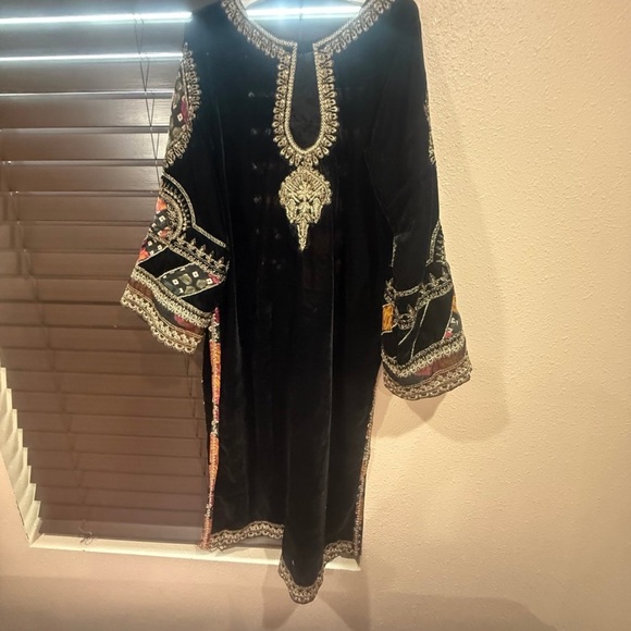 Embroidered Black Velvet Kaftan - Picture 6 of 6